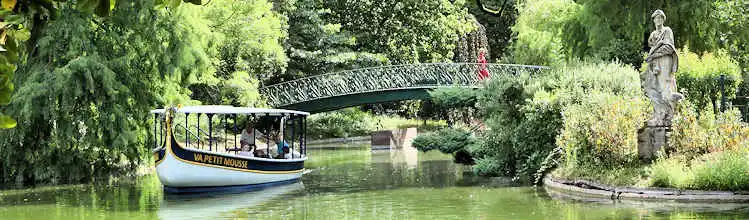 A boat crossing the peaceful lake at Jardin Public in Bordeaux – a relaxing escape for language students