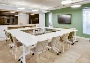 Bright and modern classroom for intensive French courses in Marseille