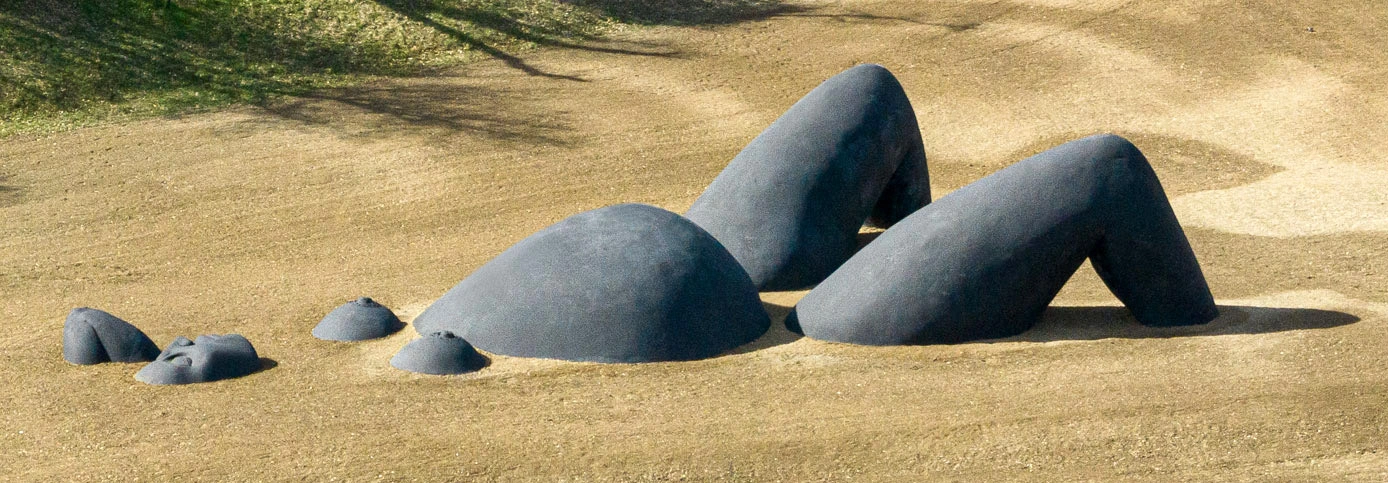 Contemporary sculpture "Couchée" in Provence – French immersion program South of France