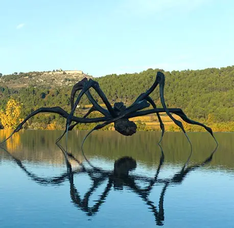 Contemporary spider sculpture in Provence – Learn French while exploring Provence