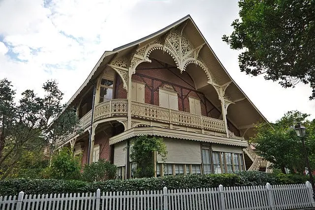 Elegant wooden villa with ornate trim in Arcachon's Winter Town district