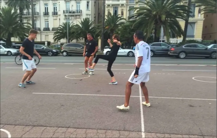 French learners playing pilou, a traditional game in Nice