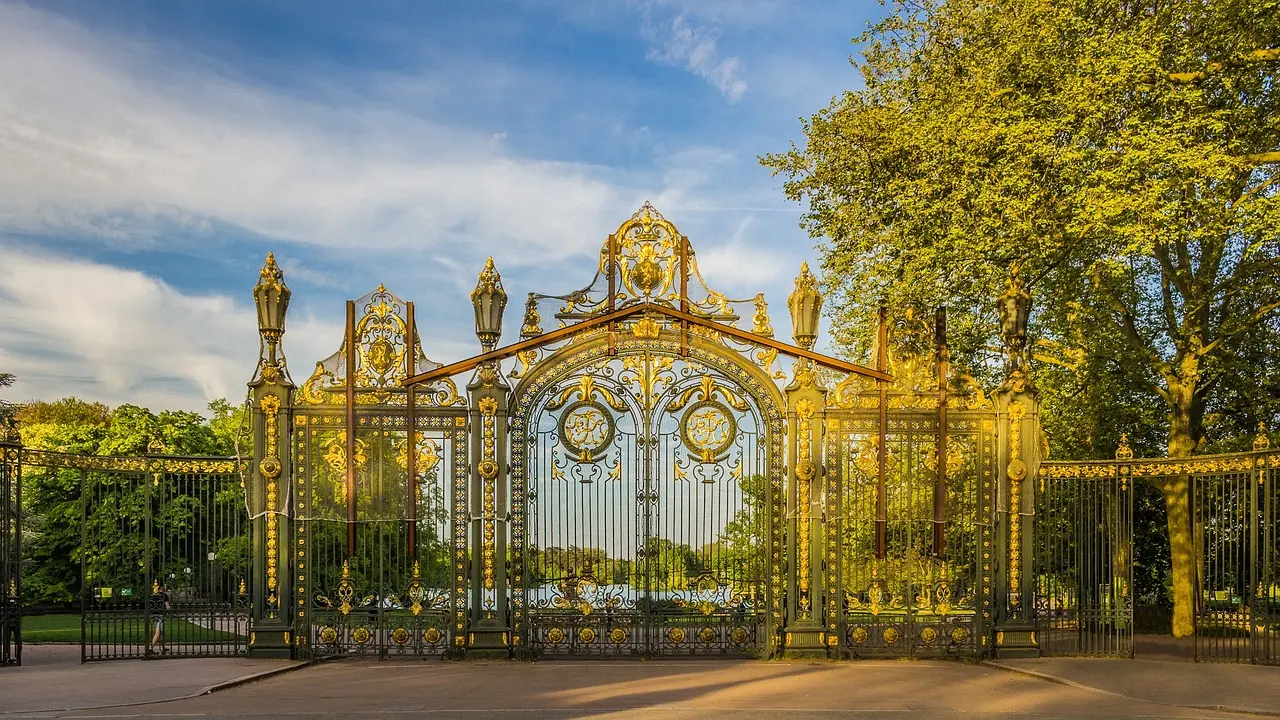 Golden gate of Parc de la Tête d'Or in Lyon – a peaceful spot for French immersion activities and outdoor language practice
