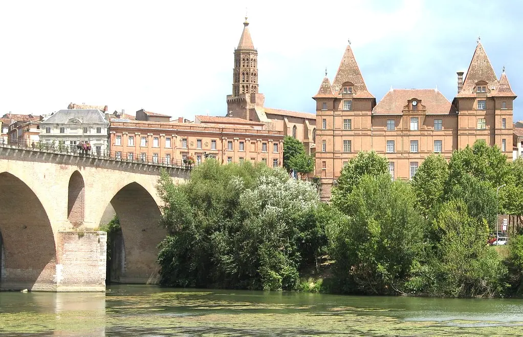 Historic Pont Neuf bridge and Hôtel-Dieu Saint-Jacques in Toulouse, France