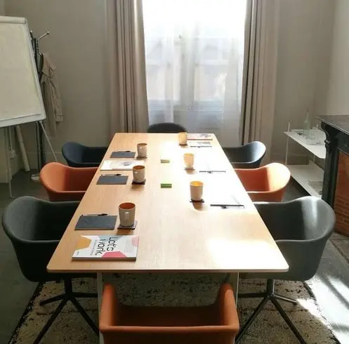 Modern French classroom in Montpellier with natural light and colourful chairs – ideal for small group learning