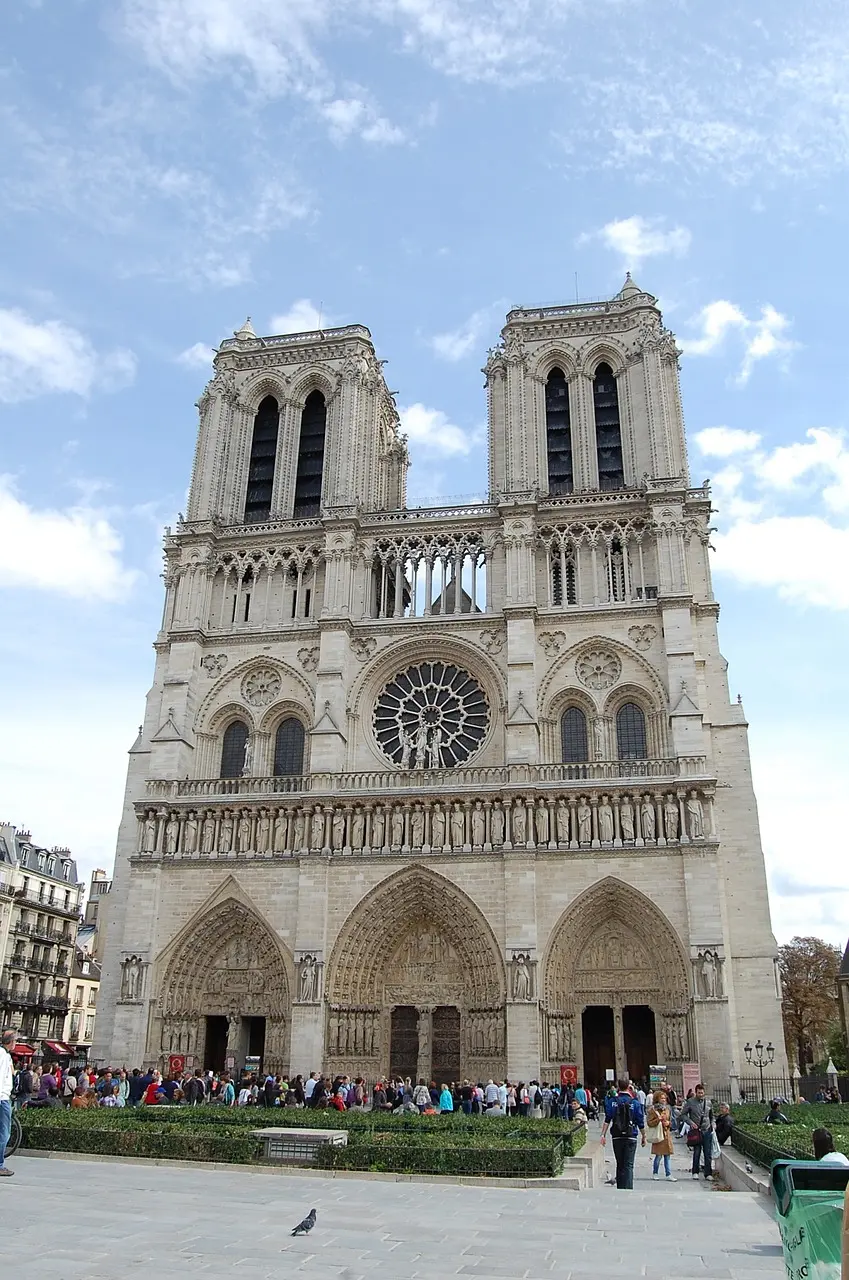 Notre-Dame Cathedral – Language and culture scavenger hunt in Paris