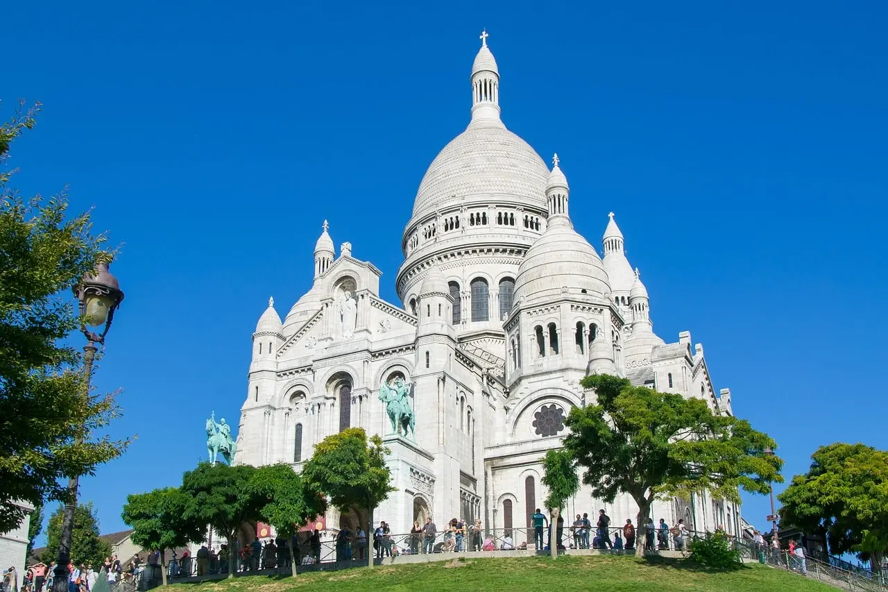 Sacré-Cœur Basilica in Montmartre – Paris scavenger hunt with our French language school