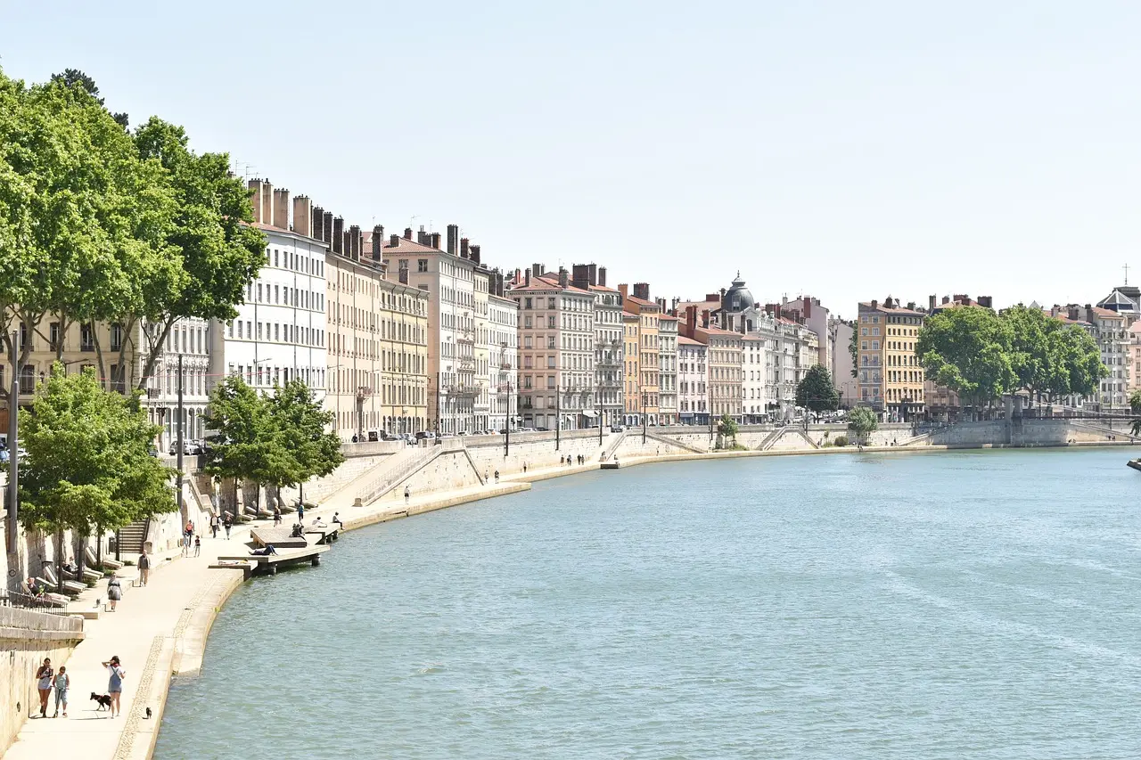 The riverside quays of the Saône in Lyon – perfect environment for international students in French immersion programs