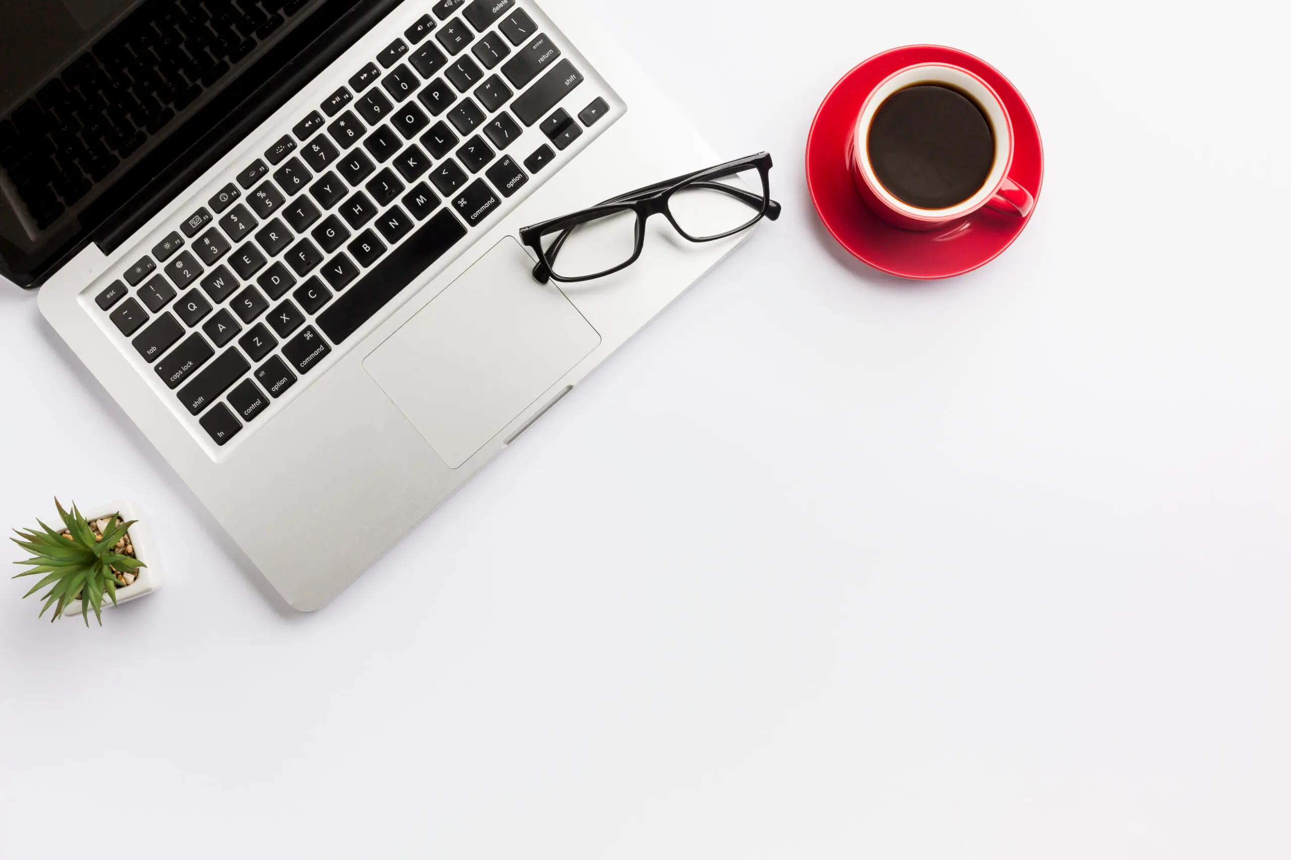 Workspace with laptop and coffee cup – French online learning setup