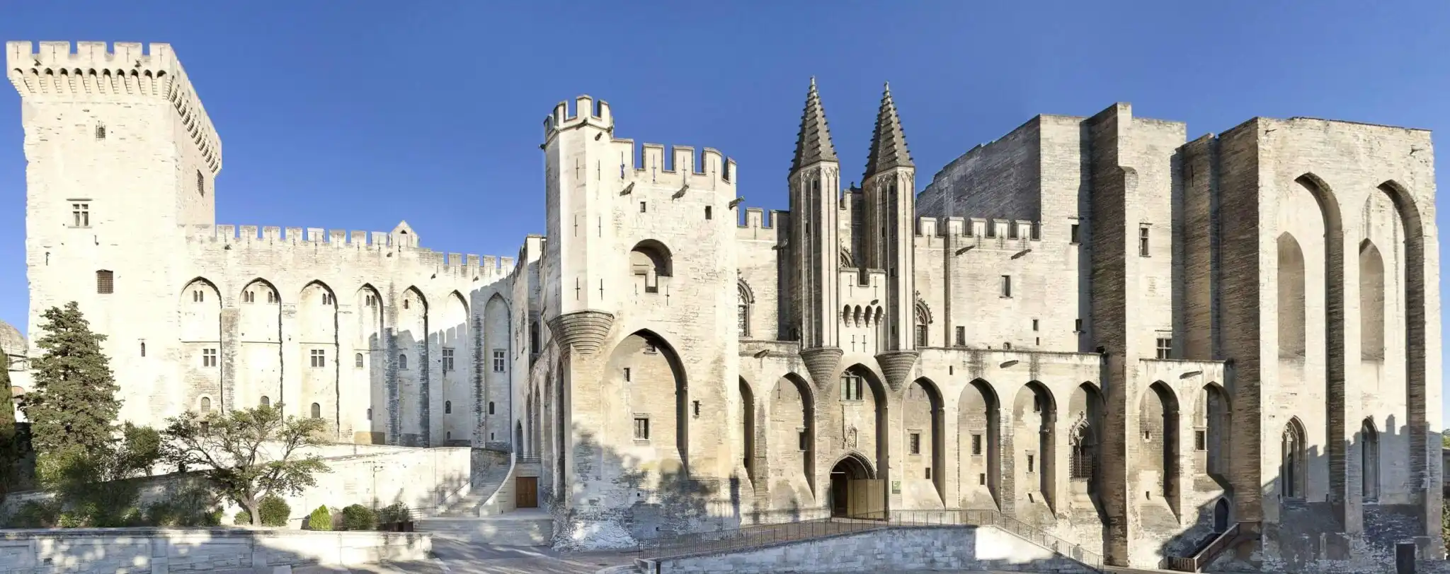 The Palais des Papes in Avignon, an ideal place for a French cultural experience