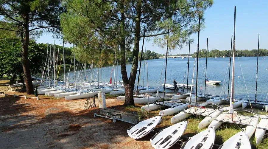 Catamarans and sailboats by the lake in Bordeaux, perfect for French language immersion programs