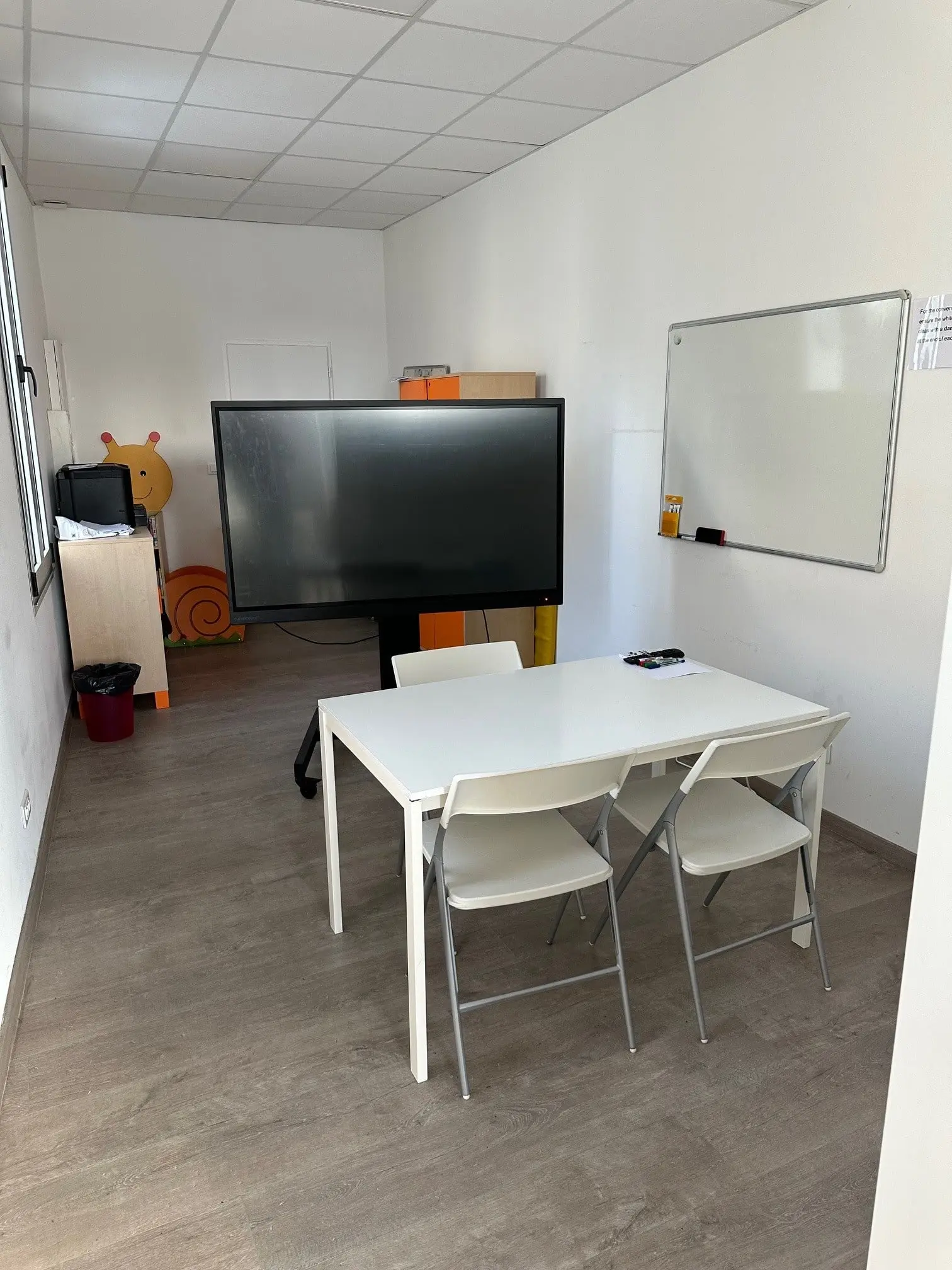 French class in Bordeaux with interactive whiteboard and learning space for students