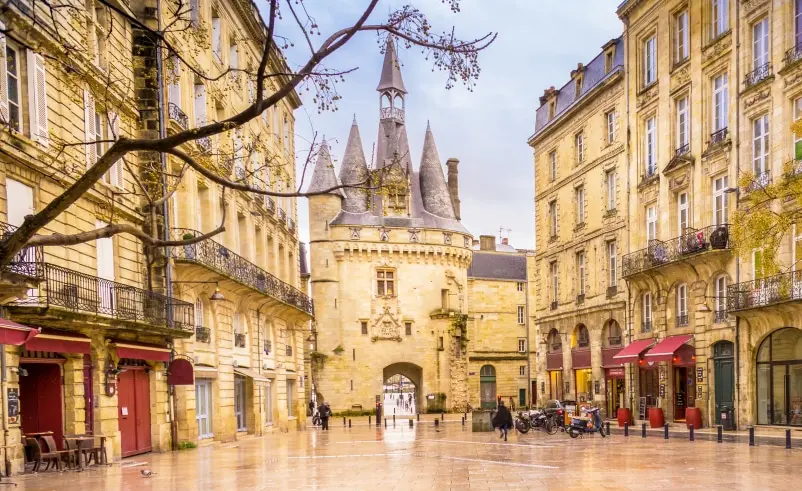 Historic Porte Cailhau in Bordeaux city centre – Study French in Bordeaux
